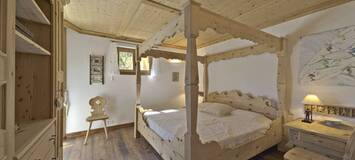 Le bâtiment est situé dans la partie supérieure de Samedan, 